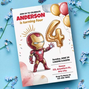 Puede incluir: Una invitaci&oacute;n de cumplea&ntilde;os con una ilustraci&oacute;n de dibujos animados de Iron Man. La invitaci&oacute;n incluye el texto "JOIN US TO CELEBRATE ANDERSON is turning four", un globo dorado con el n&uacute;mero 4 y detalles del evento.