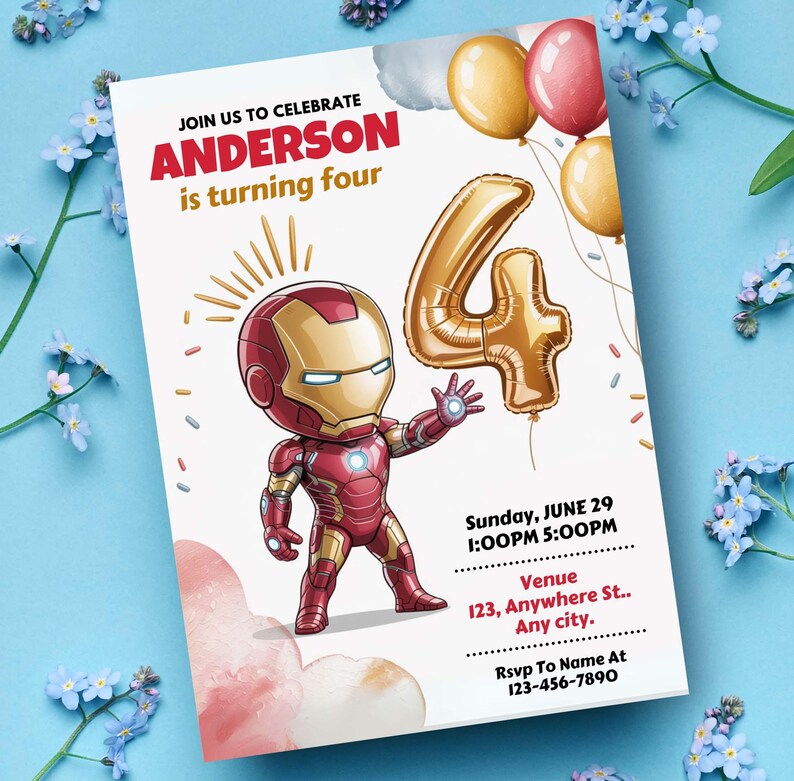 Puede incluir: Una invitaci&oacute;n de cumplea&ntilde;os con una ilustraci&oacute;n de dibujos animados de Iron Man. La invitaci&oacute;n incluye el texto "JOIN US TO CELEBRATE ANDERSON is turning four", un globo dorado con el n&uacute;mero 4 y detalles del evento.