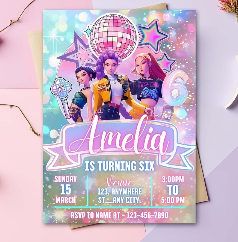 Puede incluir: Una invitaci&oacute;n de cumplea&ntilde;os con tres figuras animadas, una bola de discoteca y estrellas. La invitaci&oacute;n dice "Amelia cumple seis" con detalles del evento, incluyendo fecha, hora e informaci&oacute;n de confirmaci&oacute;n de asistencia. La paleta de colores es pastel.