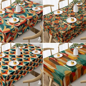 Peut inclure: Quatre nappes rectangulaires avec des motifs floraux et géométriques rétro en turquoise, orange, jaune et marron. Chaque table est dressée avec des assiettes blanches, des couverts et un petit dessert. Un vase blanc avec de la verdure est au centre.