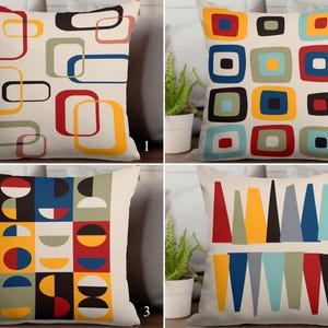 Könnte beinhalten: Vier dekorative Kissen mit geometrischen Mustern. Kissen zeigen farbenfrohe Formen in Rot, Blau, Gelb und Schwarz auf cremefarbenem Hintergrund. Designs umfassen Rechtecke, Quadrate und abstrakte Formen. Die Kissen werden auf einer neutralen Oberfläche präsentiert.