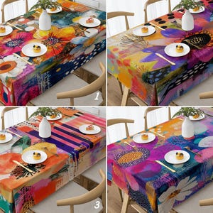 Puede incluir: Cuatro manteles rectangulares con diseños florales vibrantes. Cada mantel presenta una paleta de colores diferente, incluyendo azules brillantes, naranjas, rosas y púrpuras. Las mesas están puestas con platos blancos, cubiertos y pequeños postres, con un jarrón de vegetación.