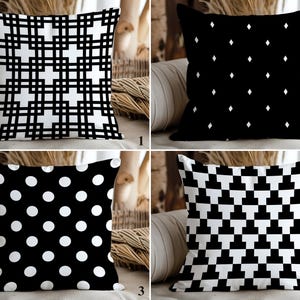 以下が含まれることがあります： 白黒の幾何学模様の4つの正方形の装飾用クッション。デザインには、グリッド、ダイヤモンド、水玉模様、ブロックパターンが含まれます。クッションはニュートラルな表面にあります。
