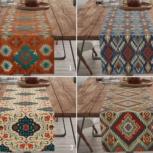 Op de afbeelding: Een set van vier rechthoekige tafellopers met verschillende geometrische en florale patronen in diverse kleurenpaletten waaronder oranje, blauw, crème en rood, elk genummerd van één tot vier op een houten tafeloppervlak.