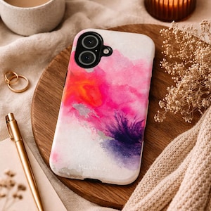 Könnte beinhalten: Weißes Handycase mit abstraktem Design in Pink-, Lila- und Orangetönen. Auf einem Holztablett liegen eine Kaffeetasse, eine Kerze und ein goldener Stift. Der Text "MELUNA Art" ist auf dem Case zu sehen.