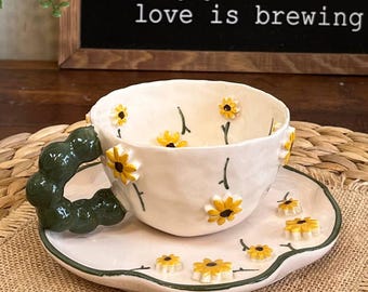 Juego de taza y platillo de cerámica con margaritas hechos a mano