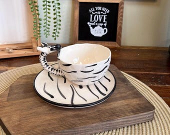 Juego de taza y platillo de café de cerámica de cebra hecho a mano, decoración animal