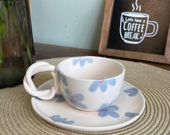 Juego de taza y plato de cerámica floral hecho a mano, diseño de margaritas