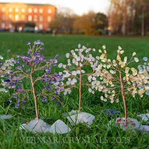 Handgemaakte edelsteenkristalboom: koperdraadtakken, natuurlijke schilfers, genezend decor