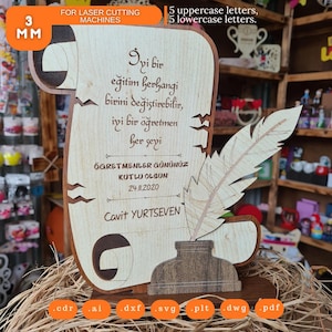 Könnte beinhalten: Holztafel mit Schriftrolle, Feder und Tintenfass-Design. Die Tafel enthält türkischen Text, einschließlich Datum und Name. Die Tafel ist 3 mm dick und für Laserschneidmaschinen konzipiert.