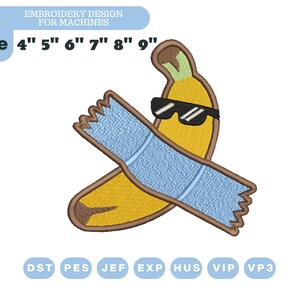 Può includere: Un disegno di ricamo con una banana gialla con occhiali da sole neri e una sciarpa azzurra. Il disegno include il testo "EMBROIDERY DESIGN FOR MACHINES" e misure da 10.16cm a 22.86cm.