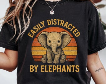 Facilmente distratto dagli elefanti, PNG, Divertente amante degli elefanti, File PNG di elefante retrò, Simpatica mamma elefante PNG, Design per magliette, tazze e regali