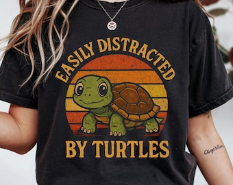 Fácilmente distraído por las tortugas, PNG, Divertido amante de las tortugas, Archivo PNG de tortuga retro, Linda mamá tortuga PNG, Diseño de camiseta, Tazas y regalos