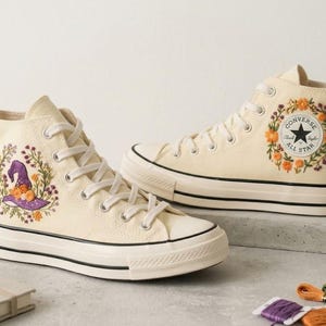 Converse sneakers met heksenhoedborduursel, paars-oranje bloemenprint, Halloween high top, cottagecore heksensneakers, herfstcadeau