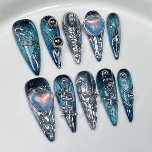 Chrom Blau Drücken Sie auf die Nägel | Lange Stiletto Gothic Nail Art mit 3D Schmetterling, Herz & Kreuz Charms | Futuristisches handgemachtes Set