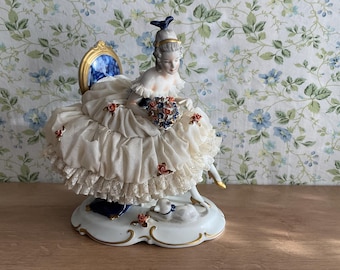 Rara figura alemana de porcelana y encaje UnterWeissBach de Dresde: una elegante joven y su gato, 20 cm de alto