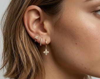 Pendientes de aro de acero inoxidable chapados en oro con forma de flor y circonita, delicados y minimalistas.