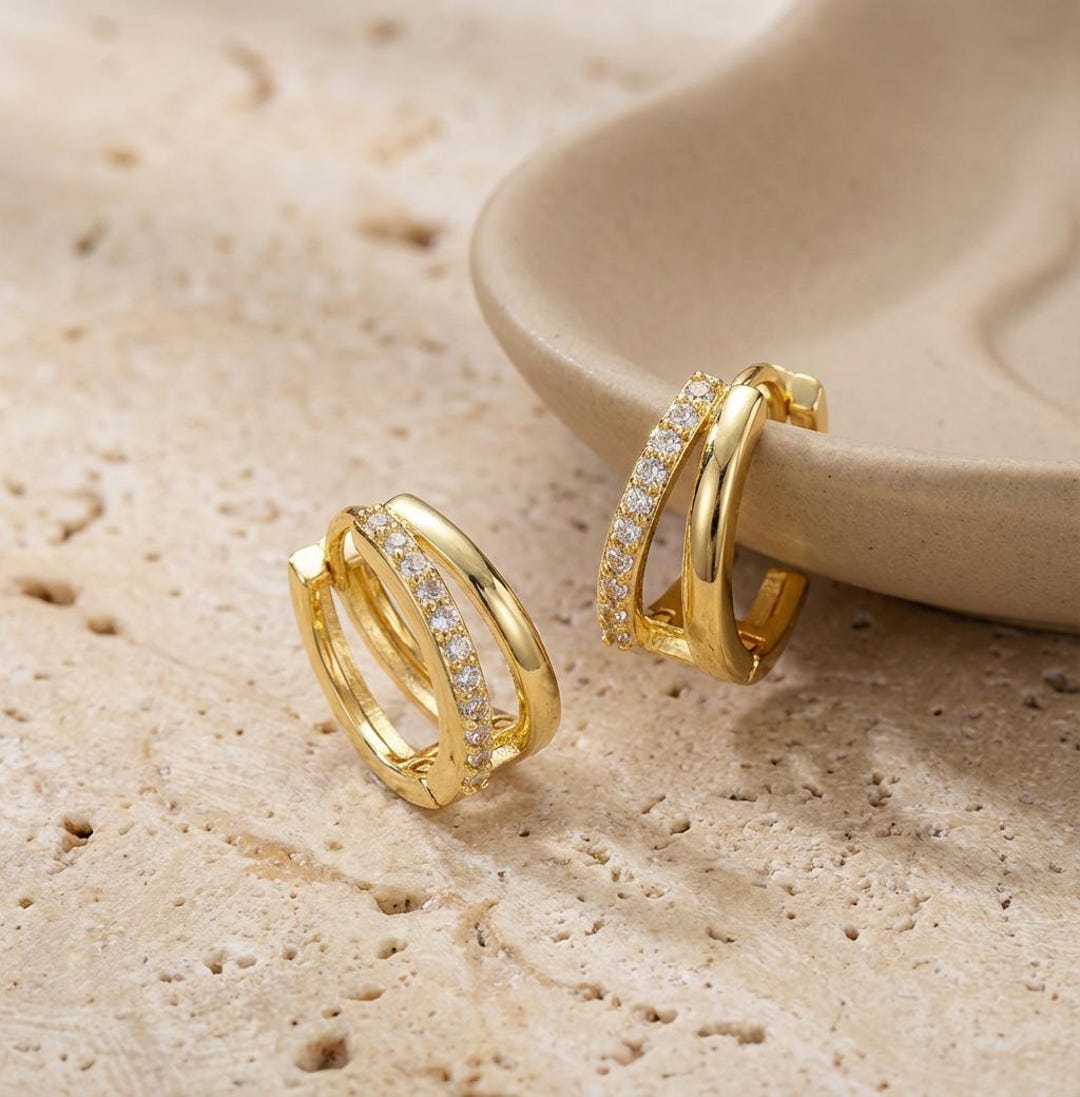 Achat Boucles d'oreilles créoles Huggie Shell en résine noire avec remplissage en or en gros