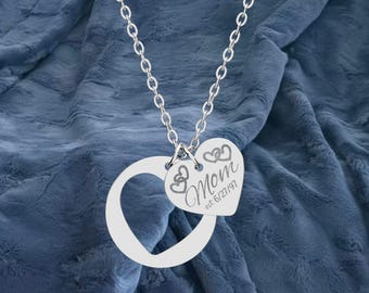 Collar personalizado con la fecha de fundación "Mamá" y un corazón calado.
