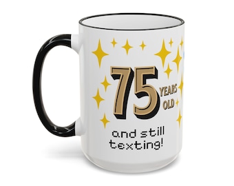Taza de cumpleaños divertida con diseño de "75 años y todavía enviando mensajes de texto" / Taza de café / Taza de cerámica con borde y asa decorativos
