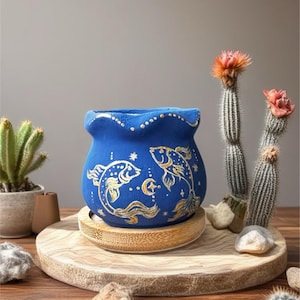 Maceta de cerámica con el signo zodiacal de Piscis – Maceta astrológica con forma de pez dorado y platillo de bambú