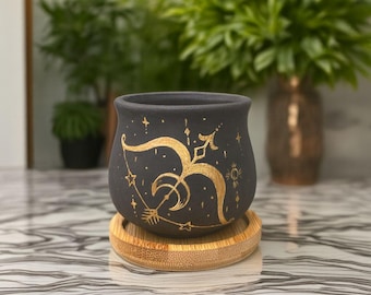 金色の星座射手座デザインと竹製のベース付き陶器ポット、占星術のホームデコレーション