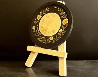 手描きの満月と花の絵（木製プレート） – 天体壁装飾