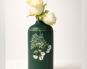 手描きのダークグリーンの陶器製花瓶（植物の花模様）｜ユニークな装飾花瓶