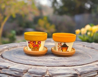 手描きのミニテラコッタポット：秋の花とランタンのデザイン