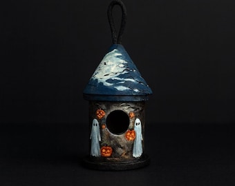 手描きのハロウィンバードハウス - 暗闇で光る不気味なゴーストとカボチャの装飾、お化け屋敷のアクセント