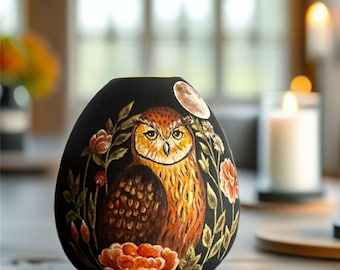 手描きのフクロウと月のつぼみの花瓶（金色のアクセント付き） – Moonlit Forest Ceramic Art