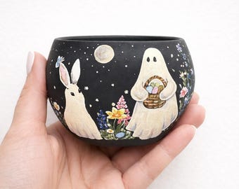 気まぐれな手描きの春の幽霊とウサギのセラミック製植木鉢（排水穴と受け皿付き） – イースターデコレーション