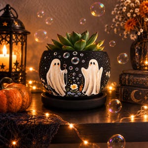 Maceta de cerámica pintada a mano con diseño de fantasmas y burbujas, con desagüe y platillo – Decoración de Halloween