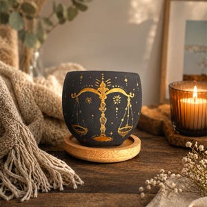 Maceta de cerámica con forma de Libra, con drenaje y platillo de bambú – Maceta astrológica pintada a mano – Regalo para amantes de Libra