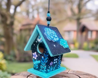 手描きの木製鳥小屋、夜空をイメージした花柄のガーデンデコレーション