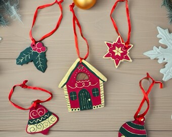 木製手描きクリスマスオーナメントセット • 素朴なホリデーデコレーション • ジンジャーブレッドハウス、ベル、星、ヒイラギ、オーナメント