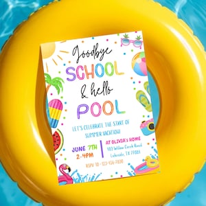 Puede incluir: Una colorida tarjeta de invitación con el texto "Goodbye School & Hello Pool" está sobre un flotador amarillo en una piscina. La tarjeta presenta ilustraciones de verano. La invitación es para una fiesta de vacaciones de verano.