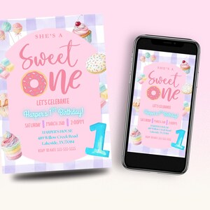 Puede incluir: Una invitación de cumpleaños rosa y azul con el texto "She's a Sweet One" y "Harper's 1st Birthday!" que se muestra en la pantalla de un teléfono y en una tarjeta impresa. El diseño incluye ilustraciones de donuts, cupcakes y piruletas.