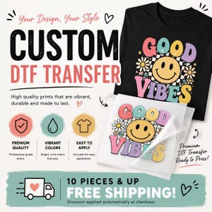 Op de afbeelding: Een zwart t-shirt en een transparant transfervel met een grafische print met de tekst Good Vibes, een geel smileygezicht en een zwart-witte geblokte achtergrond met kleurrijke bloemen in roze, blauw, geel en paarse tinten.