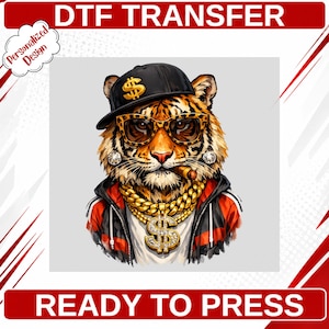 Könnte beinhalten: Ein DTF-Transfer mit einem Tiger, der eine schwarze Baseballkappe mit goldenem Dollarzeichen, eine Brille mit Leopardenmuster, eine Zigarre, Diamantohrringe und eine goldene Kette mit Dollarzeichen-Anhänger trägt, bekleidet mit einer rot-schwarzen Kapuzenjacke.