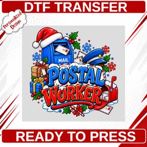 Puede incluir: Una transferencia DTF con un buzón azul, un buzón rojo, una gorra azul y un gorro de Papá Noel. El texto dice "POSTAL WORKER" en azul y rojo, con "Personalized Design" en una nube. Incluye cajas de regalo, acebo y copos de nieve.