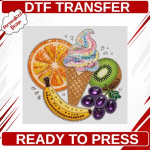 Könnte beinhalten: DTF TRANSFER Design mit Eiswaffel, Orangenscheibe, Kiwi, Banane und Trauben. Das Design ist mit Pailletten und Strass verziert. Der Text "DTF TRANSFER" und "READY TO PRESS" sind sichtbar.