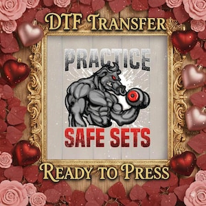 Könnte beinhalten: DTF-Transferdesign mit einem muskulösen Bullen, der eine Hantel hebt, mit den Worten "PRACTICE" und "SAFE SETS". Das Design ist goldfarben umrahmt, umgeben von roten und rosa Herzen und Rosen, und dem Text "READY TO PRESS".