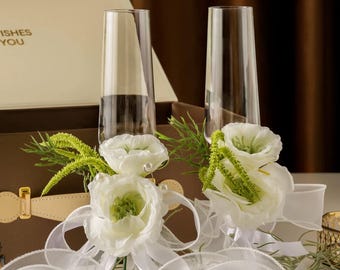 Elegante bruiloft champagnefluiten met bloemen kwastdecoratie | Witte roosterglazen voor bruid en bruidegom | Huwelijkscadeau of decoratie