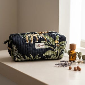 Può includere: Un cartello in legno rustico con la scritta "Welcome to our home" in stile scritto a mano. Il cartello presenta una finitura invecchiata e un design semplice e invitante, perfetto per un portico o un ingresso.