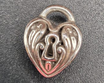 Pingente Brighton Heartlock Bead - Cadeado em formato de coração banhado a prata - Produto descontinuado