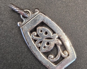 Dije de mariposa de Brighton de plata con recorte y diseño calado.