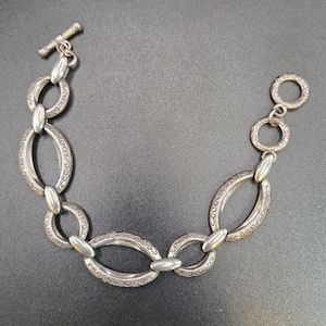 Bransoletka Brighton Alta Link z posrebrzanymi, grawerowanymi owalnymi ogniwami, zapięciem na zatrzask, wycofana z produkcji biżuteria designerska Vintage Brighton zdjęcie 1