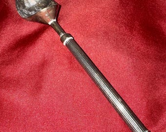 Cuchara para helado vintage, bañada en plata, con mango estriado o acanalado.