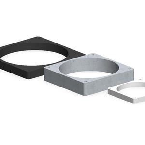 Può includere: Tre oggetti quadrati a forma di anello, neri, grigi e bianchi. Gli oggetti hanno una cornice esterna quadrata con un'apertura circolare al centro. Gli oggetti sono disposti in diagonale, con l'oggetto nero in alto a sinistra.